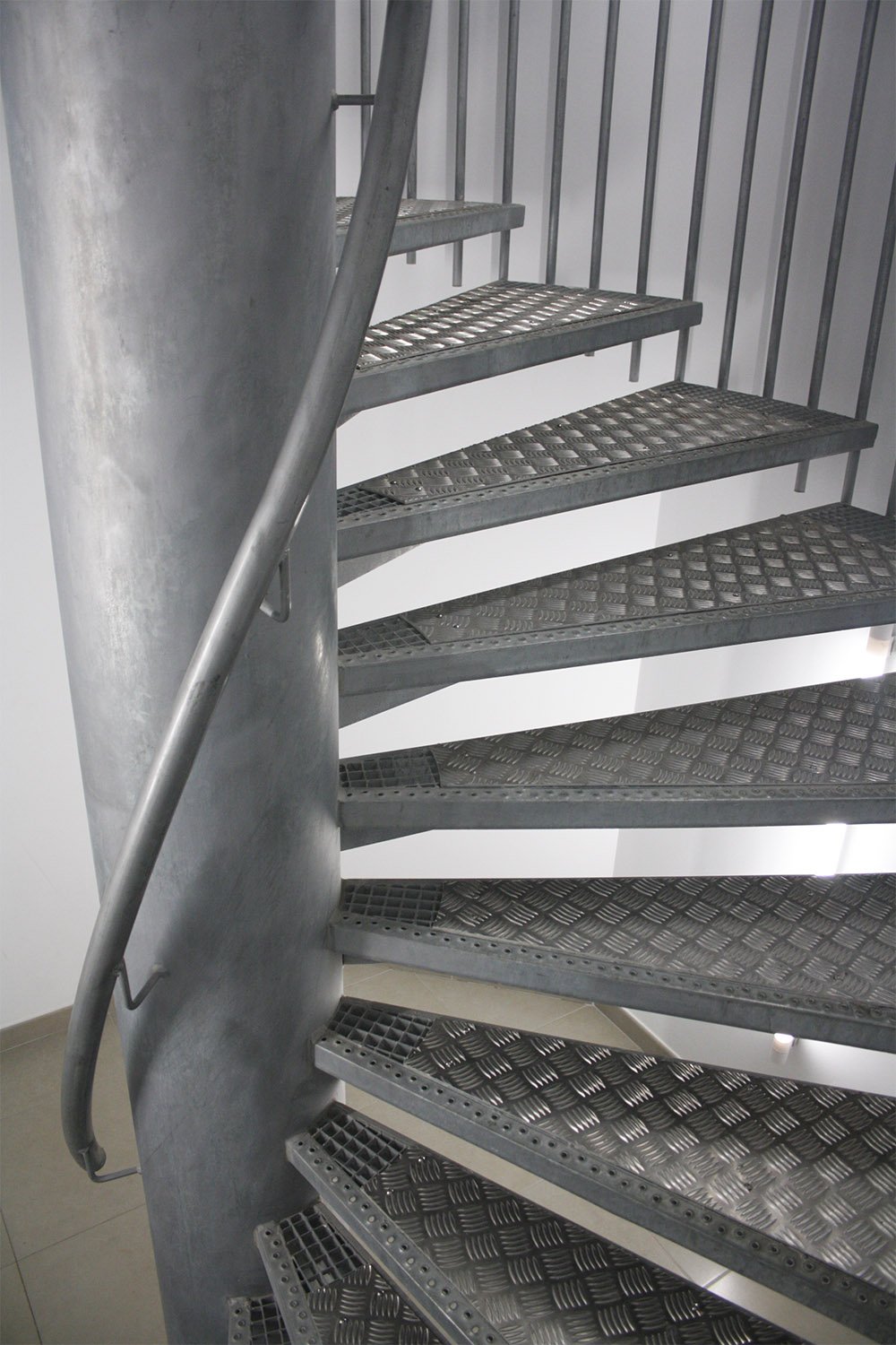escaleras_interiores_metalicas_en_biarritz.jpg