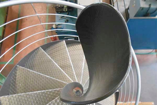 Escaleras de hierro con barandillas de acero inoxidable pulidos a espejo