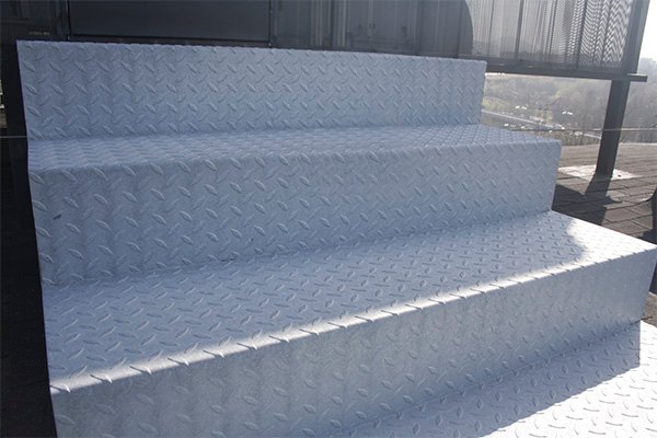 escaleras para acceder a los cerramientos del aire acondicionado del hospi