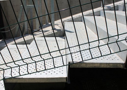 el ascensor inclinado de morlans cuenta con escalones de chapa perforada para evitar que el agua se estanque y provocar resbalones