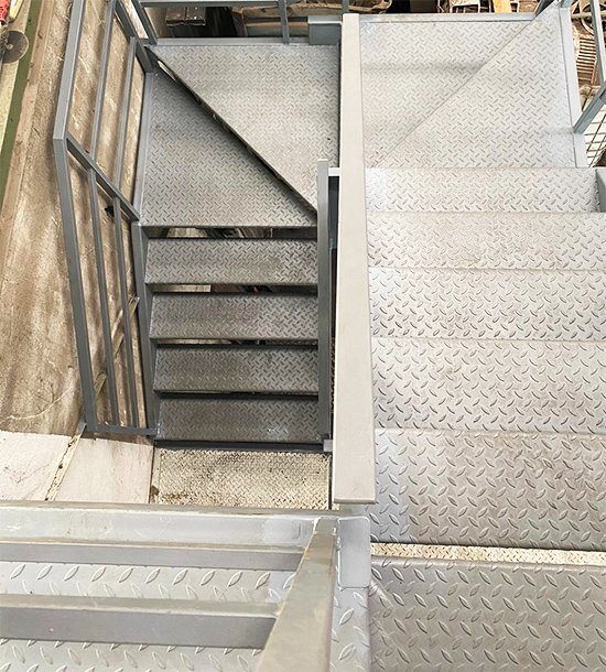 escaleras_metalicas_de_hierro_y_chapa_damero_en_gipuzkoa_hernani_euskadi.jpg
