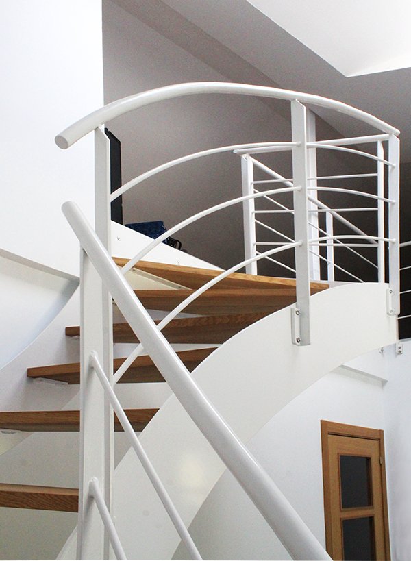 escaleras_metalicas_de_madera_y_hierro_lacado_al_horno_en_blanco_en_urretxu_zumarraga_legazpia.jpg