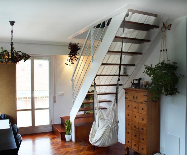 Escalera modelo “Latxunbe”: con zancas laterales y barandillas termolacadas en color blanco.