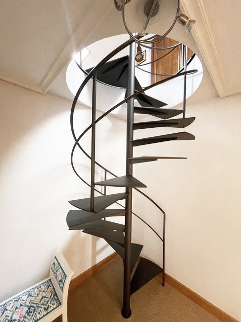 Escalera modelo “Araba”: estructura minimalista de acero lacado en negro forja.