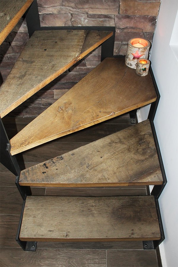 escaleras_metalicas_para_huecos_estrechos_en_duplex_con_peldaos_de_madera.jpg