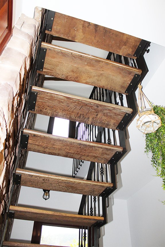 escaleras_metalicas_rusticas_con_madera_antigua_de_la_empresa_ibarkalde.jpg