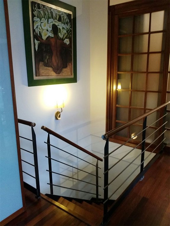 Escalera modelo «Gernika»:  metálica y con pasamanos de madera.