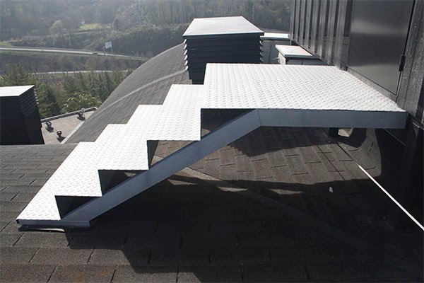 escaleras metalicas de chapa lagrimada para acceso a las casetas y cerramientos del hospital san juan de dios de san sebastian donostia