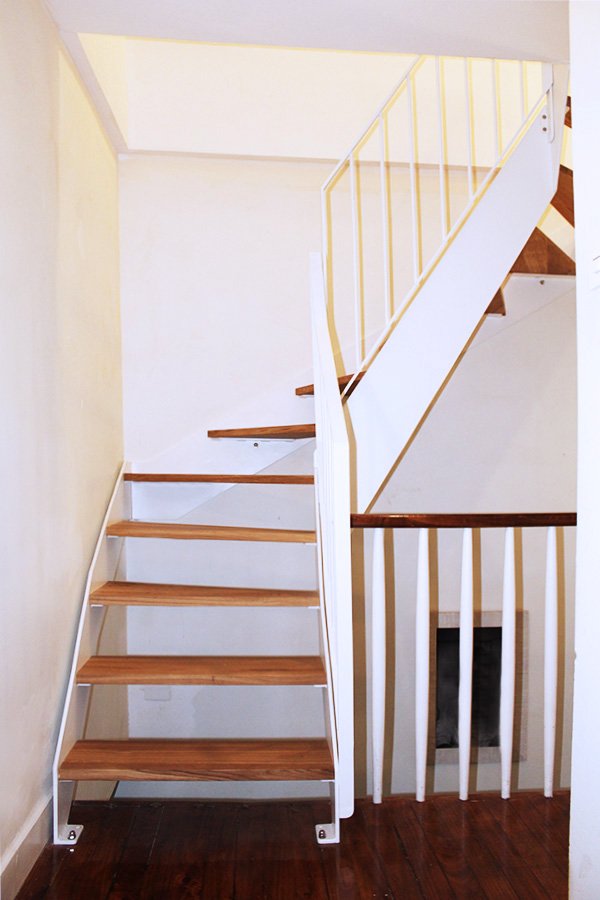 Escalera modelo “Irun”: combinación de acero lacado en blanco y madera de roble.