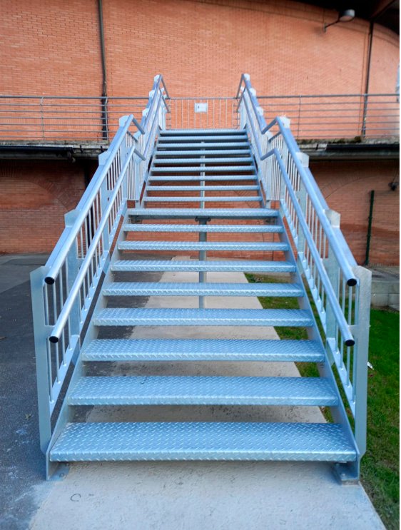 escaleras_para_exteriores_en_acero_galvanizado_y_chapa_lagrimada_orio.jpg