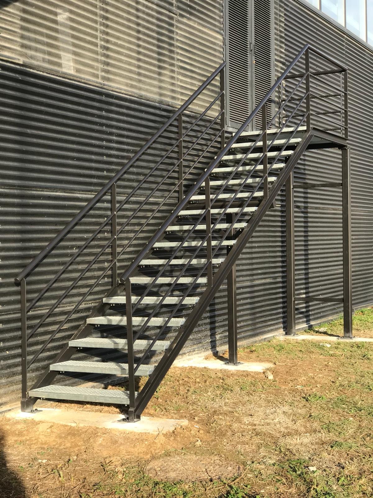escaleras_para_uso_en_exteriores_de_hierro_escaleras_ibarkalde.jpg