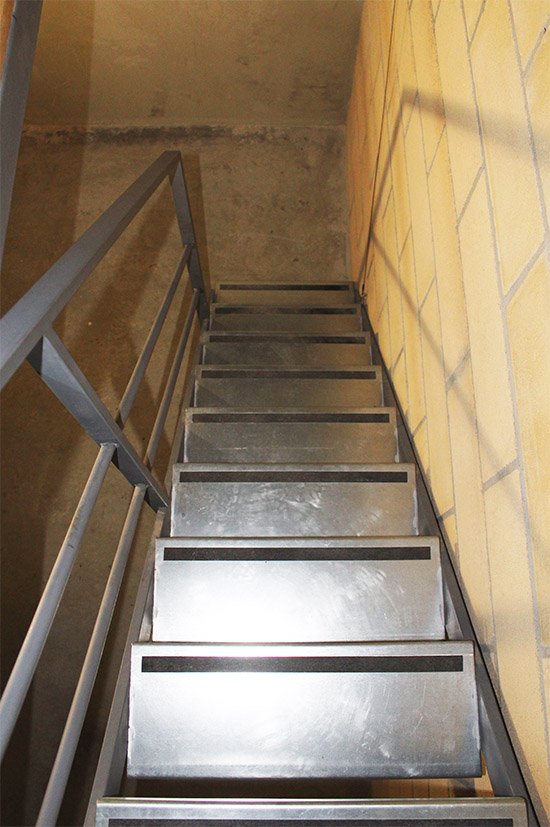escaleras_replegables_para_entreplantas_metalicas_en_garajes.jpg