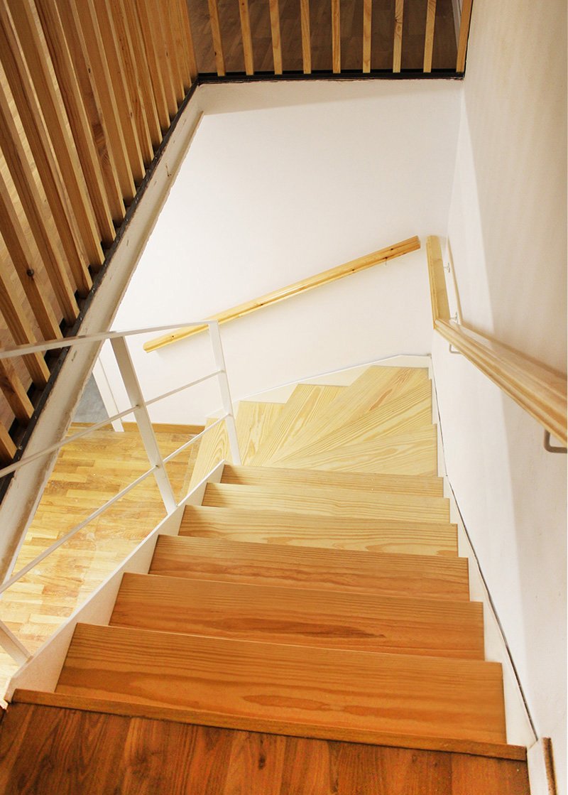 Escalera modelo «Gros»: estructura metálica con huella y contrahuella de madera
