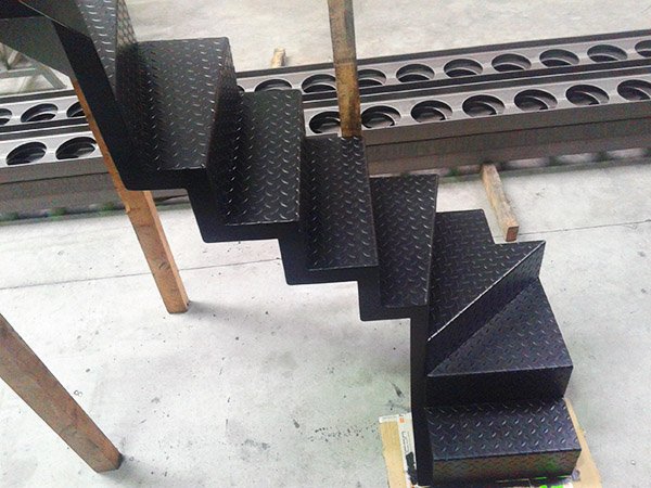 escaleras para espacios reducidos con chapa lagrimada. Superficie antideslizante.