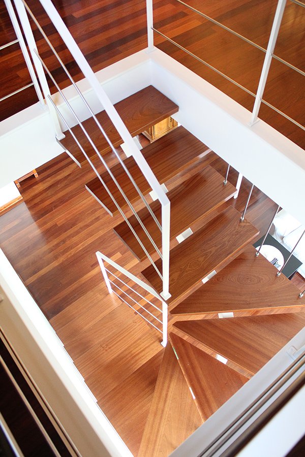 especialistas_en_escaleras_combinadas_de_madera_y_acero_termolacadado_en_color_blanco.jpg