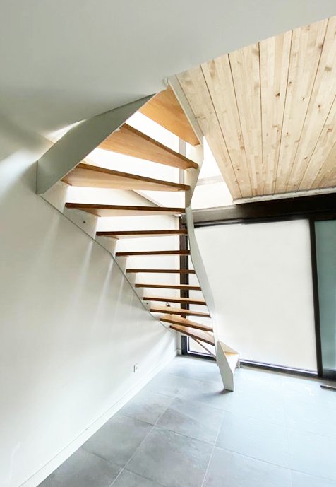 Escalera modelo “Tximista”: con zancas laterales lacadas en blanco.