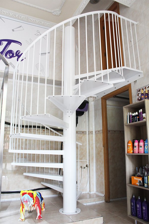 especialistas_en_escaleras_metalicas_en_san_sebastian_en_acero_al_carbono_termolacado_en_color_blanco.jpg