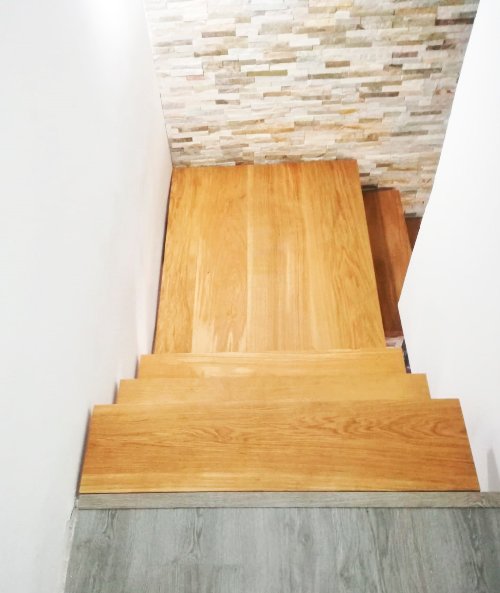 Escalera modelo “Azagra”, con zanca central curvada lacada en negro.