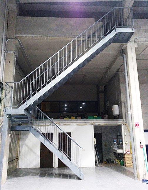 especialistas_en_la_fabricacion_de_escaleras_para_pabellones_industriales_en_gipuzkoa.jpg
