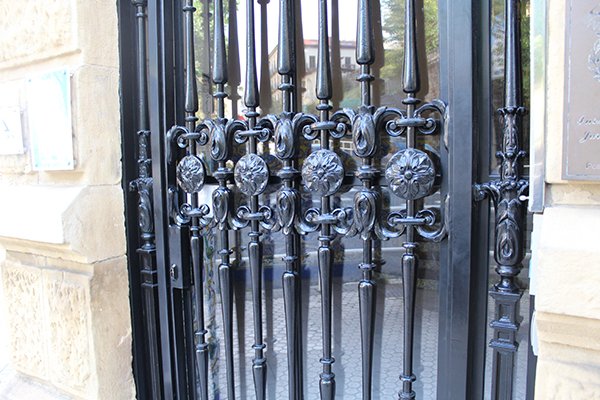 especialistas_en_restauracion_y_reparacion_de_puertas_de_hierro_san_sebastian_donostia.jpg