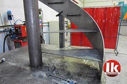 Escalera de caracol modelo «Azpeitia» para acceso a entreplanta de madera