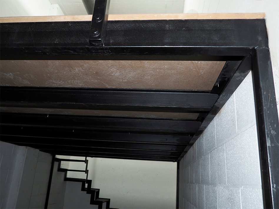 fabricacion_de_entreplantas_para_garajes_a_medida_con_pilares_de_acero_barandilla_y_escalera.jpg