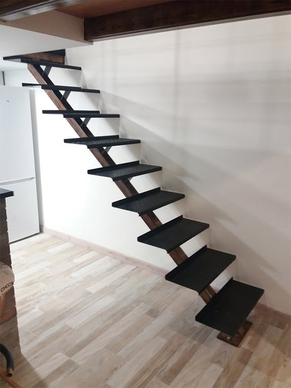 Entreplanta metálica con escalera en Hernani.