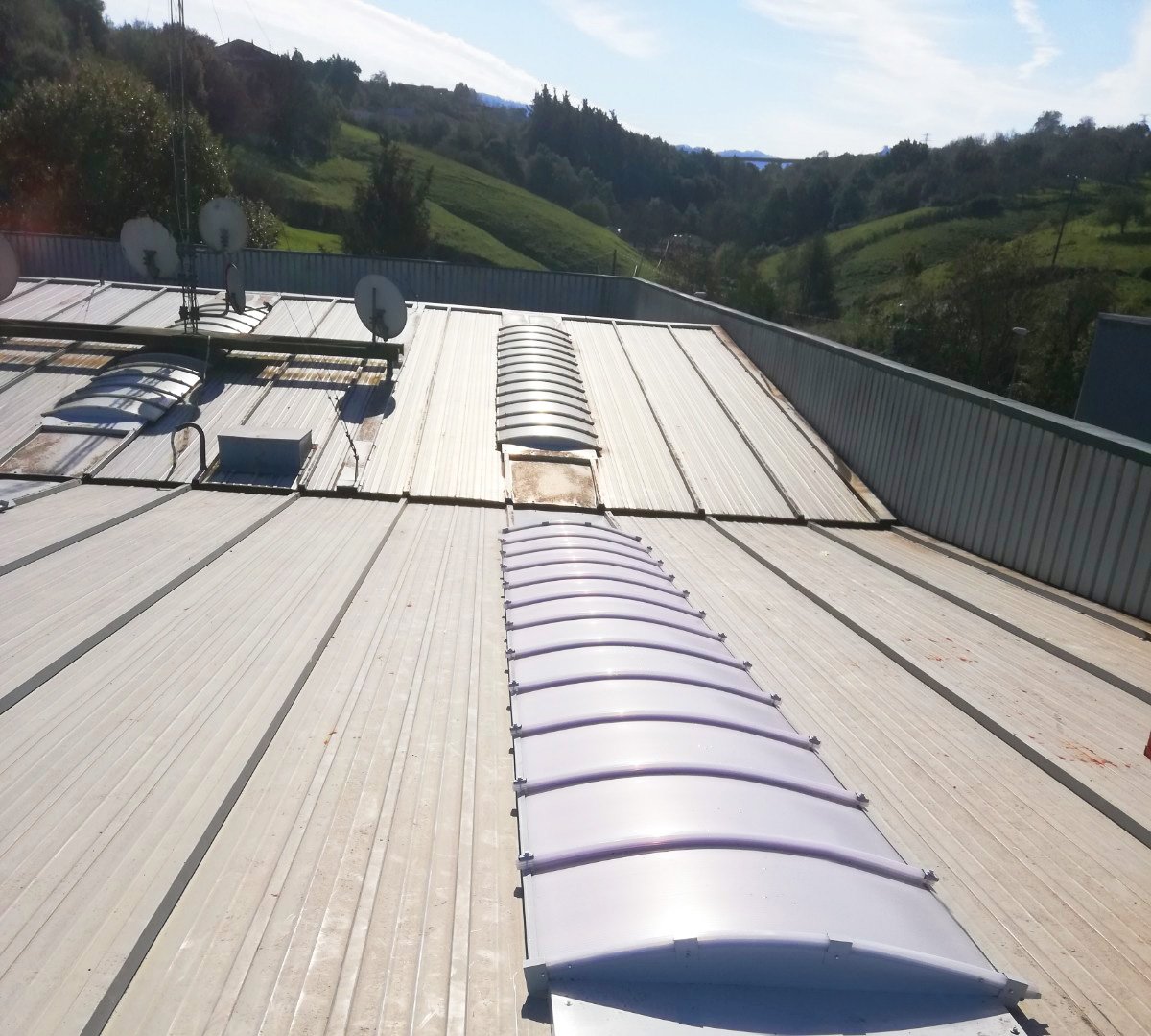 Lucernarios con estructura en forma de bóveda para pabellón industrial en Errenteria