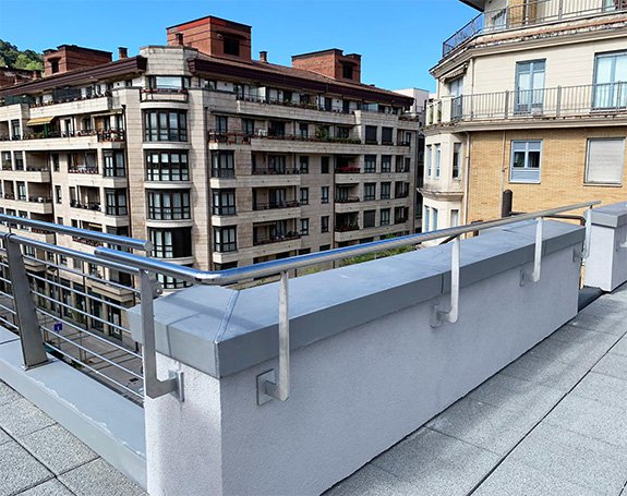 ibarkalde es una herreria que fabrica barandillas de acero inoxidable en el barrio del antiguo de san sebastian donostia. en aisi 316 y aisi 304, para protegerse de los factores meteorologicos del mar cantabrico