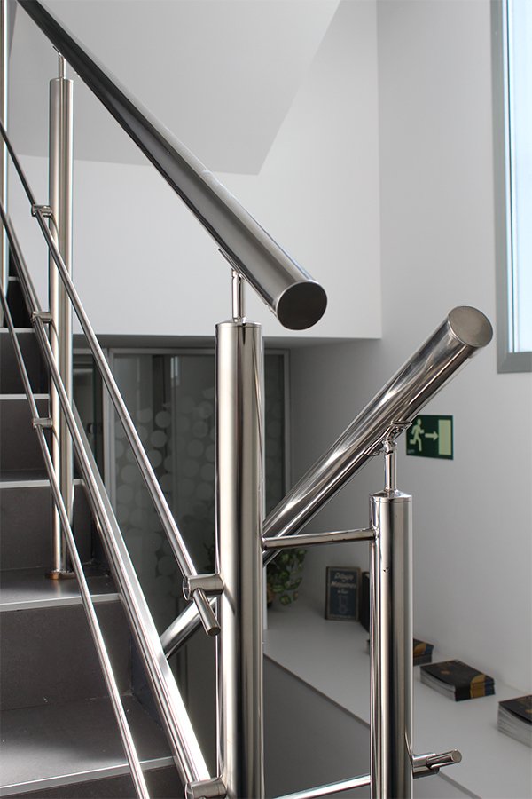 en ibarkalde somos fabricantes de barandillas y pasamanos de acero inoxidable en AISI 304, la calidad mas adecuada para barandillas en interiores. Durabilidad y elegancia al mejor precio en Gipuzkoa