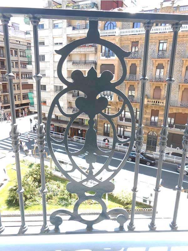 fabricantes de barandillas de aluminio macizo en edificios de san sebastian