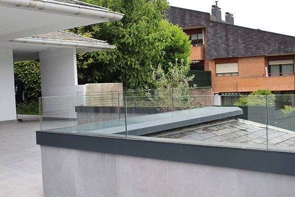 instaladores de barandillas de vidrio sin pilares en san sebastian con perfil o base de aluminio sabco evo de sadev