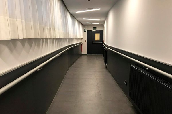 Pasamanos de aluminio en el Centro Egogain de Eibar