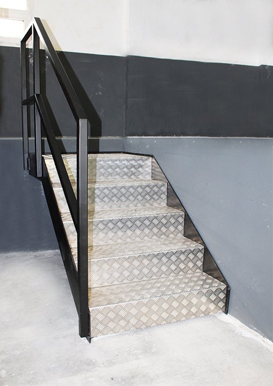 fabricantes_de_escaleras_baratas_para_industrias_y_empresas_en_gipuzkoa.jpg