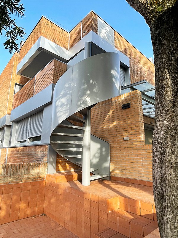 Escalera modelo “Txingudi”: helicoidal para uso en exteriores.