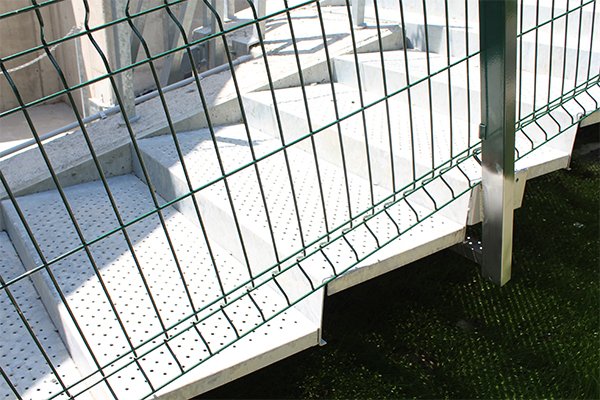 Ibarkalde es una empresa fabricante de escaleras de emergencia en chapa perforada, que ha participado en las escaleras de emergencia del ascensor inclinado de Morlans