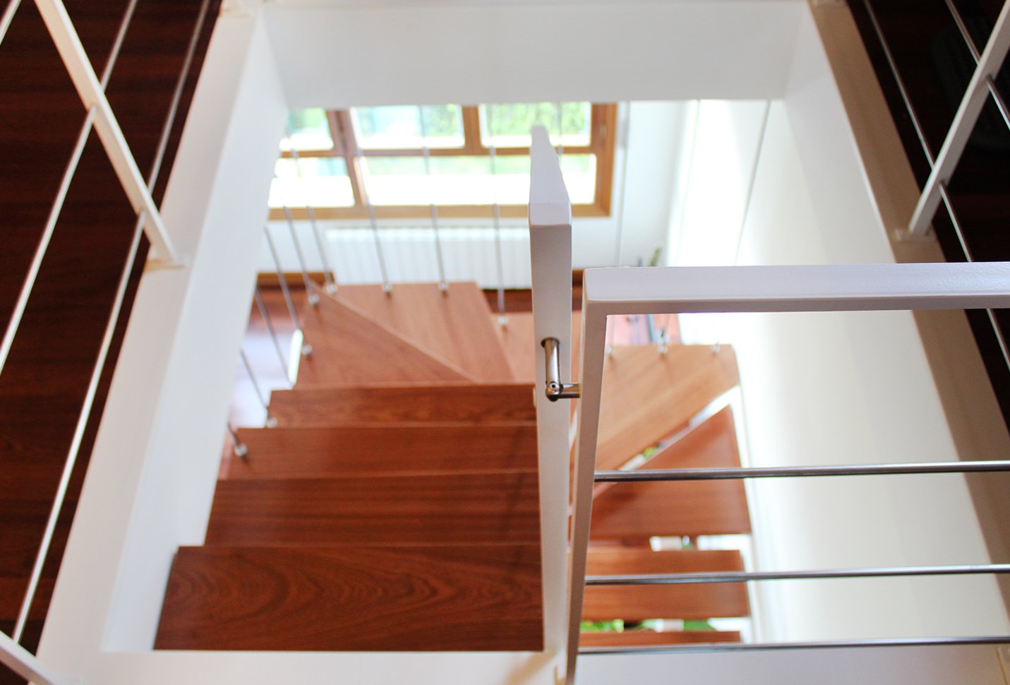 Escalera modelo “Berango”: diseñada a medida con madera, Inox y acero termolacado en color blanco.