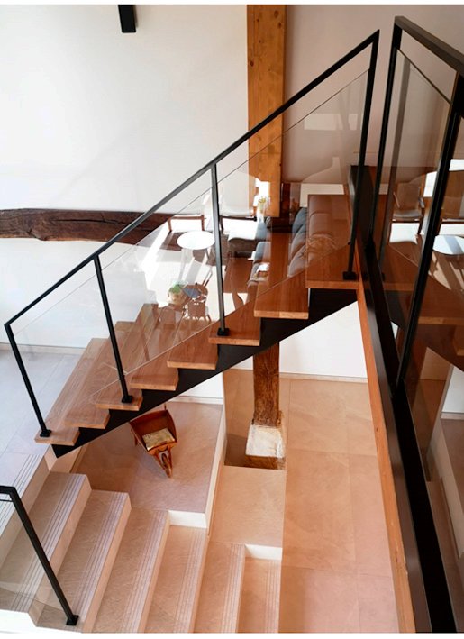 Escalera modelo «Narvaja»: zancas laterales con barandilla de acero y vidrio