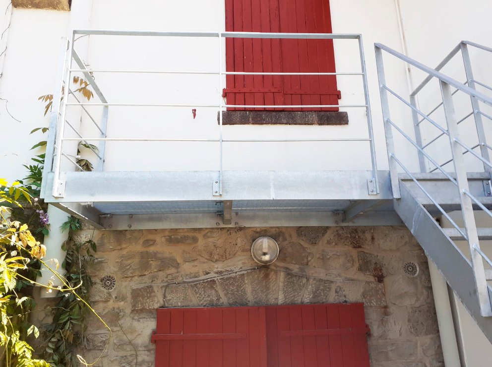 Pasarela y escalera de acero galvanizado para acceso exterior a vivienda en Hendaya.