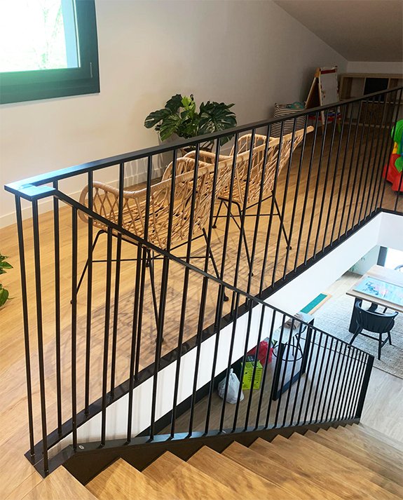 Escalera modelo “Jaizkibel”: de chapa contínua con peldaños de baldosa.