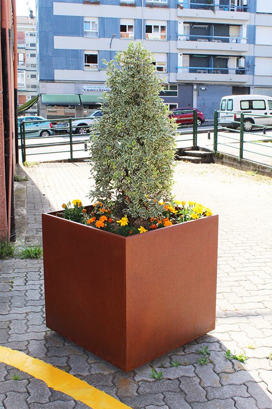 jardineras de acero corten, resistencia y elegancia en el mobiliario urbano de las ciudades de euskadi