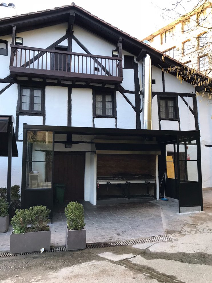 Marquesina de acero al carbono y vidrio para el asador Portuetxe de Donostia-San Sebastián.