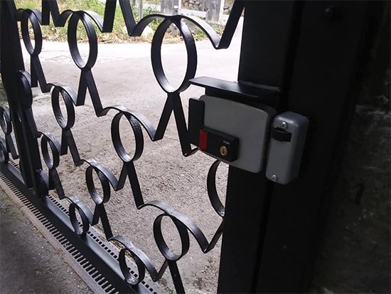 Restauración de puerta metálica respetando el diseño interior