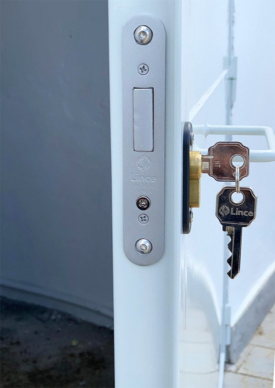 Puertas metálicas para registros de agua, luz y gas