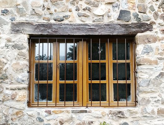 Rejas de hierro pintadas al horno en color marrón