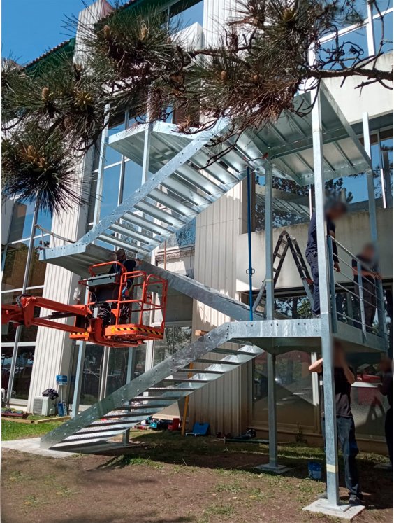 Escalera de emergencia para edificio empresarial de Biarritz.