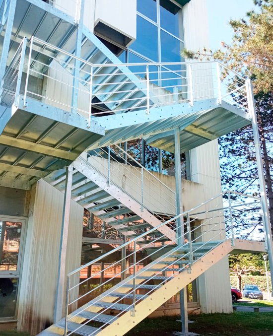 fabrication_de_escalier_de_evacuation_a_biarritz_especialistes_ferronerie.jpg