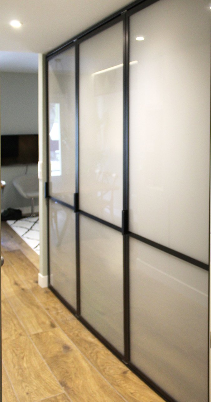 Cerramientos de acero lacado en negro y vidrio para interior de vivienda