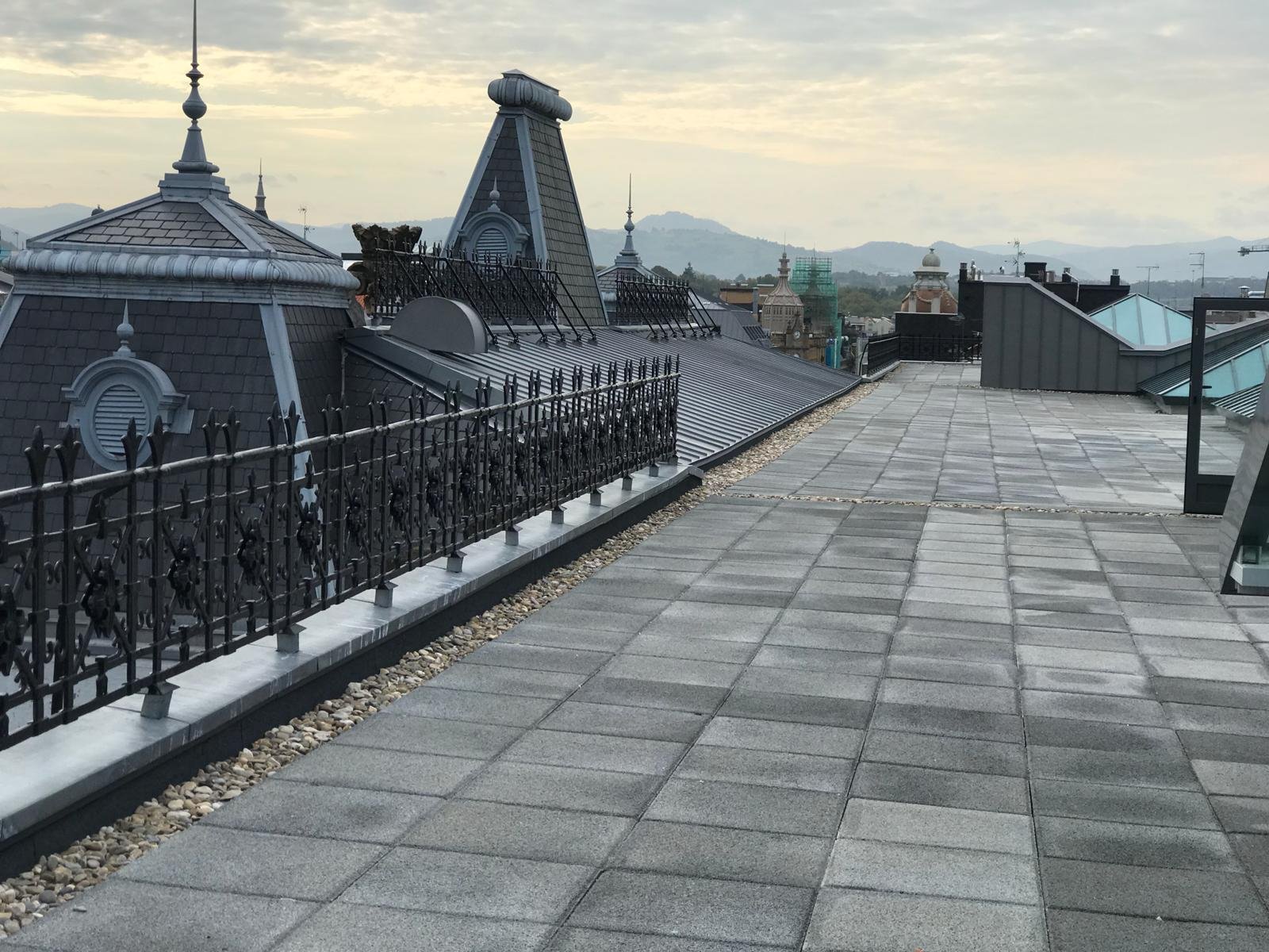 como restaurar barandillas antiguas con fundición y hierro. las barandillas de la diputacion de gipuzkoa las ha restaurado ibarkalde, empresa en hernani