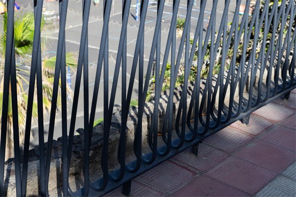 fotografias_de_barandillas_de_acero_en_entornos_maritimos_como_tenerife_e_islas_canarias.jpg